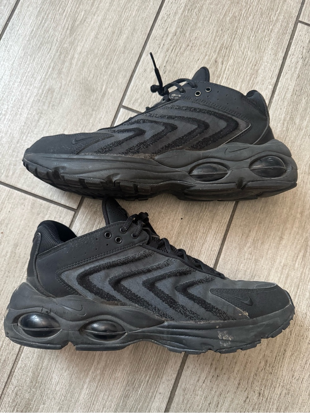 Nike Men's All-Black Chunky Athletic Sneakers